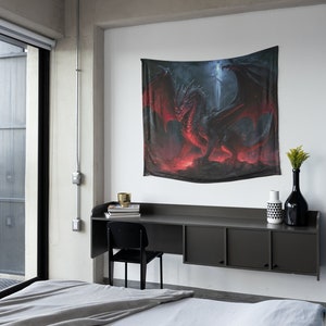 Puede incluir: Un tapiz de drag&oacute;n rojo colgado en una pared blanca en un dormitorio moderno. El tapiz presenta un drag&oacute;n rojo con alas negras y un fondo de fuego.