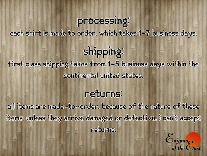 K&ouml;nnte beinhalten: Text auf einem Holzmaserungshintergrund mit den Worten "processing:", "shipping:" und "returns:". Der Text beschreibt die Bearbeitungs- und Versandzeiten f&uuml;r ma&szlig;geschneiderte Hemden und die R&uuml;ckgabebedingungen.