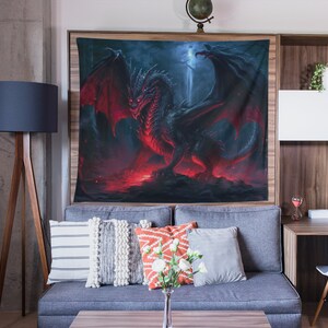 Puede incluir: Un tapiz azul oscuro con un drag&oacute;n rojo y negro con ojos brillantes. El drag&oacute;n est&aacute; representado con sus alas extendidas y sus garras extendidas. El tapiz est&aacute; colgado en una pared en un sal&oacute;n.