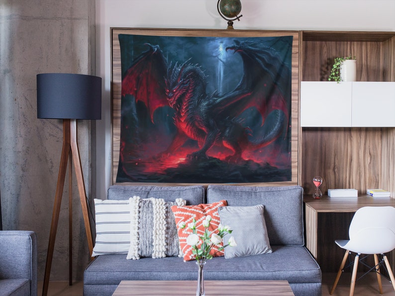 Puede incluir: Un tapiz azul oscuro con un drag&oacute;n rojo y negro con ojos brillantes. El drag&oacute;n est&aacute; representado con sus alas extendidas y sus garras extendidas. El tapiz est&aacute; colgado en una pared en un sal&oacute;n.