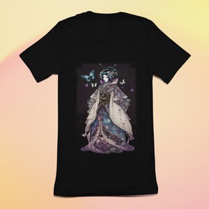 K&ouml;nnte beinhalten: Schwarzes T-Shirt mit einer detaillierten Illustration einer Geisha in einem traditionellen Kimono mit Schmetterlingsakzenten. Die Geisha ist in Lila-, Blau- und Wei&szlig;t&ouml;nen vor dunklem Hintergrund dargestellt. Das Design umfasst komplizierte Blumenmuster.