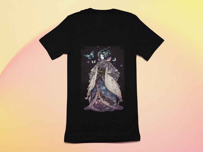K&ouml;nnte beinhalten: Schwarzes T-Shirt mit einer detaillierten Illustration einer Geisha in einem traditionellen Kimono mit Schmetterlingsakzenten. Die Geisha ist in Lila-, Blau- und Wei&szlig;t&ouml;nen vor dunklem Hintergrund dargestellt. Das Design umfasst komplizierte Blumenmuster.