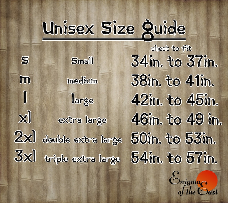 K&ouml;nnte beinhalten: Eine Unisex-Gr&ouml;&szlig;entabelle mit Brustumfang in cm. Die Gr&ouml;&szlig;en reichen von Small (86cm-94cm) bis Triple Extra Large (137cm-145cm). Der Text ist in schwarzer Schrift auf einem Bambus-Textur-Hintergrund. Das Logo "Enigma of the East" befindet sich unten.