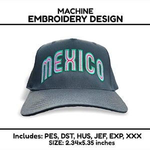 Puede incluir: Una gorra de béisbol gris oscuro con un "MEXICO" bordado en verde, rosa y blanco en la parte delantera. La gorra mide 2,34 pulgadas por 5,35 pulgadas.