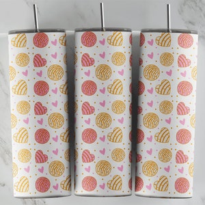 Peut inclure: Trois gobelets en acier inoxydable blanc avec un motif rose et or de cœurs et de pâtisseries mexicaines.