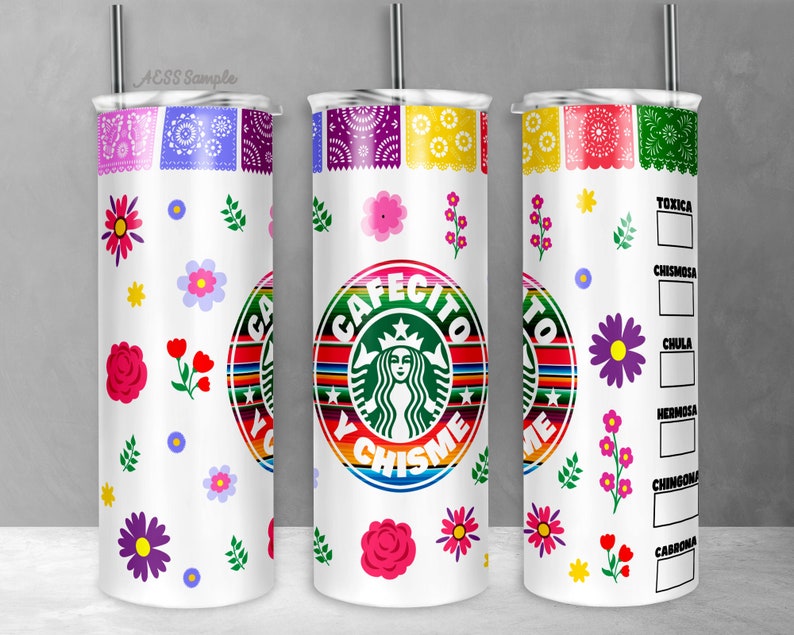 Pu&ograve; includere: Bicchiere bianco con un design messicano colorato con fiori, un logo Starbucks e il testo "Cafecito y Chisme".