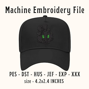 Könnte beinhalten: Schwarze Baseballkappe mit einem schwarzen und grünen gestickten Comic-Charakter mit Dollarzeichen als Augen. Der Text "PES - DST - HUS - JEF - EXP - XXX" und "size - 4.2x2.4 INCHES" ist unter der Kappe aufgedruckt.