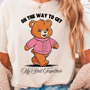 Auf dem Weg, meine Scheiße zusammen PNG für T-Shirts, Sweatshirts, Cartoon Sublimationsdesign, niedliche Liebe PNG Design, niedliches Bärenhemd Design zu bekommen