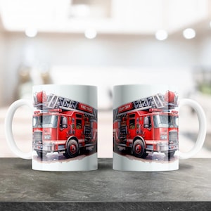 Puede incluir: Dos tazas de cerámica blanca con una ilustración de un camión de bomberos rojo. El camión de bomberos tiene una escalera, una manguera y las palabras "Fire Truck" en el lateral.