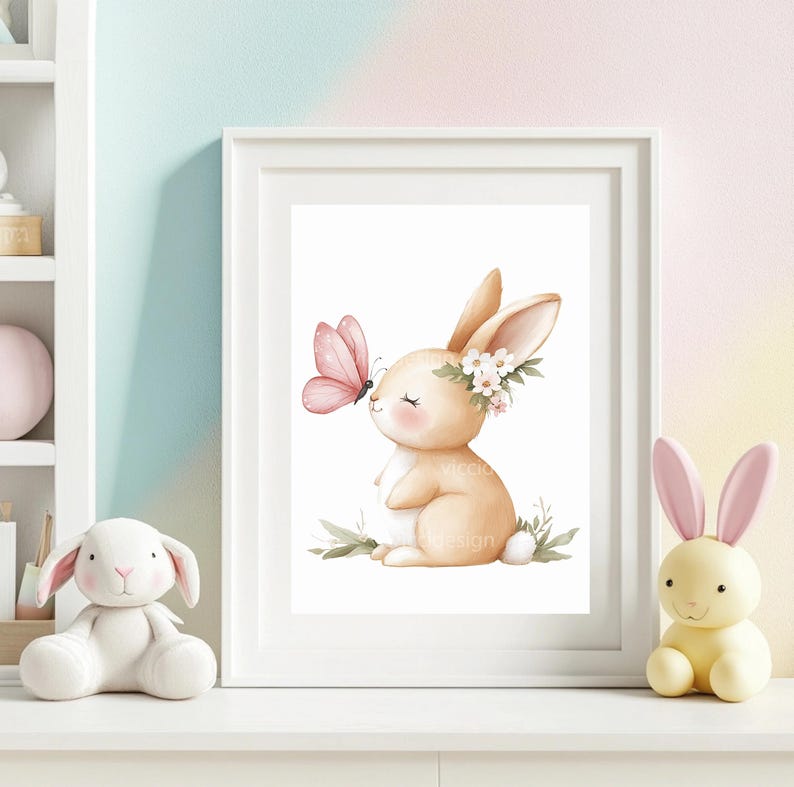 Pode incluir: Uma impress&atilde;o em aquarela emoldurada com um coelhinho charmoso com uma coroa de flores, tocando suavemente uma borboleta rosa. A obra de arte tem uma paleta de cores pastel, perfeita para um quarto infantil. O coelho est&aacute; sentado em folhas verdes.