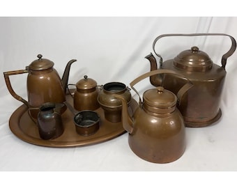 Lote antiguo de teteras de cobre, bandeja, azucarero y cremera. Utensilios de cocina primitivos.