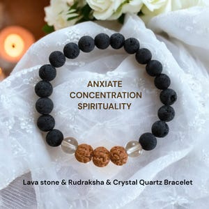 Könnte beinhalten: Ein Armband aus schwarzem Lavastein, braunen Rudraksha-Perlen und klarem Kristallquarz. Das Armband trägt die Aufschrift "ANXIATE CONCENTRATION SPIRITUALITY".  Lava Stein & Rudraksha & Kristall Quarz Armband