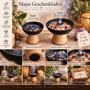 Könnte beinhalten: Zwei Schalen auf Sockel mit schwarz texturierten Becken und hellen Holzfüßen. Die kleine Schale misst 8 x 9 x 9 cm und die große Schale 11 x 12 x 12 cm. Sie enthalten getrocknete Kräuter und Räucherwerk, wobei Rauch aus der großen Schale aufsteigt.