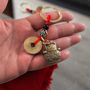 2 portachiavi vintage in ottone con gatto fortunato Maneki Neko e monete cinesi – Portafortuna Feng Shui