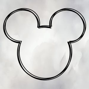 Peut inclure: Silhouette noire d'une tête de Mickey Mouse. Le design présente deux grands cercles pour les oreilles au-dessus d'une forme de tête plus petite et arrondie. Le contour a un effet à double ligne, créant un aspect graphique audacieux. Le fond est un lavis doux, semblable à une aquarelle, de gris et de blanc.