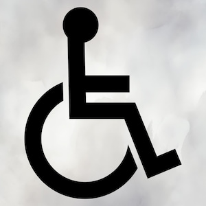 Pode incluir: Símbolo de cadeira de rodas em preto e branco. A imagem mostra uma pessoa numa cadeira de rodas, com uma forma circular que representa a roda e uma figura estilizada sentada.