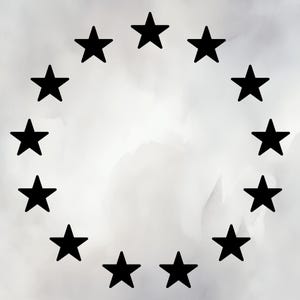 Puede incluir: Una disposición circular de doce estrellas negras de cinco puntas sobre un fondo gris suave, estilo acuarela. Las estrellas están espaciadas uniformemente, formando un círculo completo. El diseño es simple y gráfico.