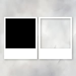 Könnte beinhalten: Zwei weiße Polaroid-Rahmen. Ein Rahmen hat ein schwarzes Innenteil, der andere ist leer. Die Rahmen sind vor einem weichen, aquarellartigen grauen Hintergrund platziert.
