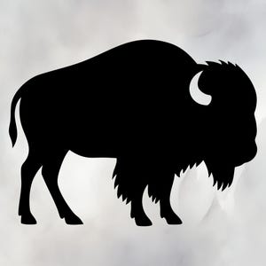 Op de afbeelding: Een zwart silhouet van een bizon tegen een zachte, grijs-witte achtergrond. De bizon wordt in profiel weergegeven, met zijn grote lichaam, gebogen hoorns en ruige vacht rond de nek en schouders. De afbeelding is eenvoudig en gedurfd.