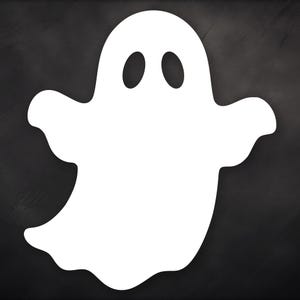 Op de afbeelding: Een witte spookillustratie met twee ovale ogen en uitgestrekte armen tegen een donkergrijze achtergrond. De geest heeft een klassiek, vriendelijk ontwerp, perfect voor Halloween-producten.