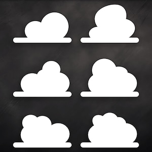 Op de afbeelding: Zes witte wolk-vormige stickers met een platte basis, gerangschikt in twee rijen van drie. De wolken hebben een eenvoudig, afgerond ontwerp, perfect voor knutselen of decoreren. De achtergrond is donkergrijs.