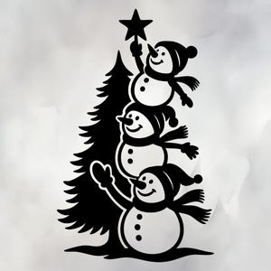 以下が含まれることがあります： 左側にクリスマスツリーがあり、3体の雪だるまが積み重なった白黒のイラストです。一番上の雪だるまは星を持っています。雪だるまは帽子とスカーフを身につけています。
