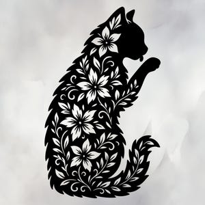 以下が含まれることがあります： 座っている猫の黒いシルエット。白い花の模様が体を埋め尽くしています。猫は足を舐めており、丸まった尾を持っています。花の模様が印象的なコントラストを生み出しています。装飾的なデザインです。