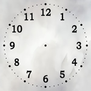 Könnte beinhalten: Ein Zifferblatt mit schwarzen Ziffern und Punkten vor einem weichen, verschwommenen weißen und grauen Hintergrund. Die Zahlen 1 bis 12 sind gleichmäßig verteilt, mit einem Punkt für jede Minute.