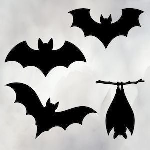 Può includere: Un set di quattro sagome di pipistrelli neri. Tre pipistrelli sono raffigurati in volo con le ali spiegate in varie posizioni, mentre uno è mostrato appeso a testa in giù a un ramo sottile e orizzontale.