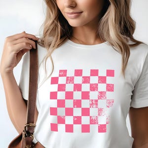 Peut inclure: T-shirt blanc avec un motif à carreaux roses. Le motif a un aspect vieilli.