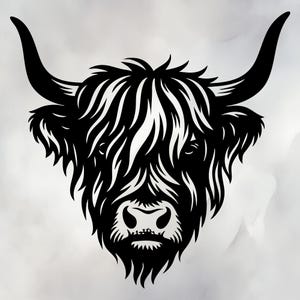 Puede incluir: Ilustración en blanco y negro de la cabeza de una vaca de las Highlands. La vaca tiene pelo largo y lanudo, cuernos grandes y una estructura facial detallada. La imagen está sobre un fondo suave y neutro.