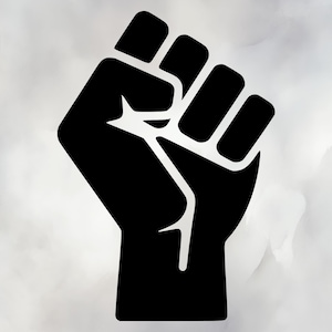 Può includere: Un pugno nero chiuso, simbolo di solidarietà e resistenza. La grafica è posta su uno sfondo morbido e sfocato, grigio e bianco, creando un contrasto marcato.