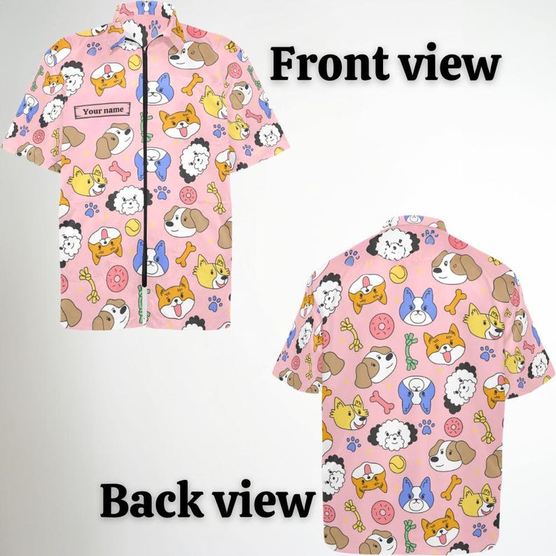 Pu&ograve; includere: Camicia rosa a maniche corte con bottoni e un motivo di cani dei cartoni animati. La camicia ha una chiusura a zip e il testo "Your name" &egrave; stampato sul davanti. Il retro della camicia ha lo stesso motivo del davanti.