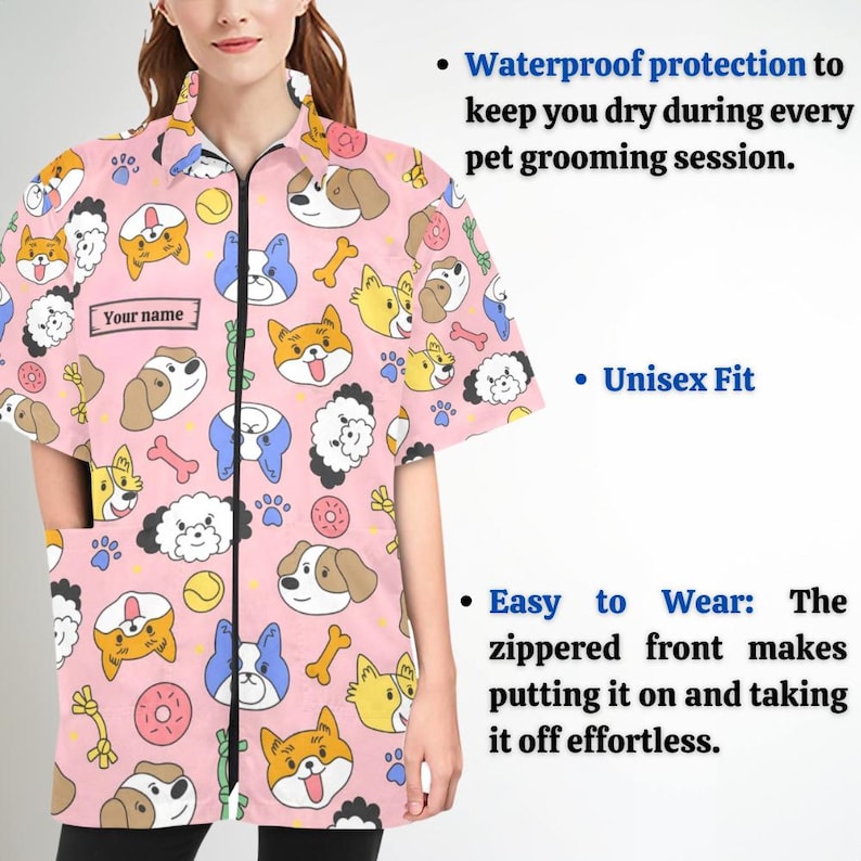 Pu&ograve; includere: Smock da toelettatura impermeabile rosa con chiusura a zip e maniche corte. Lo smock presenta un divertente motivo di cani dei cartoni animati e impronte di zampe. Il testo "Your name" &egrave; stampato sul davanti dello smock.