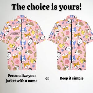 Pu&ograve; includere: Due camicie rosa a maniche corte con un motivo a forma di cane. La camicia a sinistra ha un'etichetta con il nome vuota che dice "Your name". La camicia a destra non ha un'etichetta con il nome. Il testo sotto le camicie dice "Personalizza la tua giacca con un nome" e "Mantienila semplice".