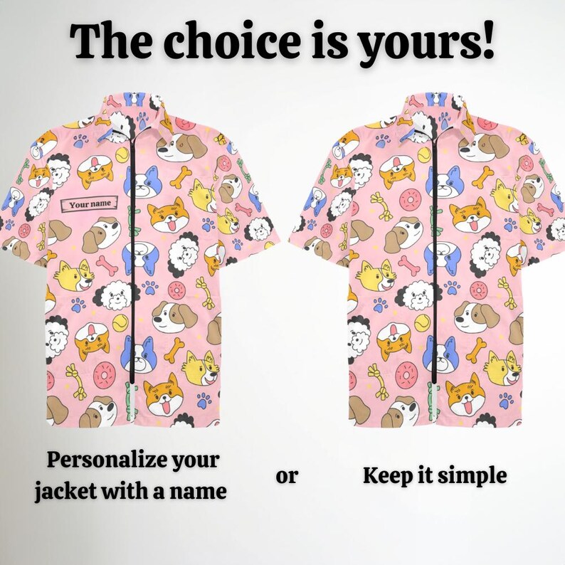 Pu&ograve; includere: Due camicie rosa a maniche corte con un motivo a forma di cane. La camicia a sinistra ha un'etichetta con il nome vuota che dice "Your name". La camicia a destra non ha un'etichetta con il nome. Il testo sotto le camicie dice "Personalizza la tua giacca con un nome" e "Mantienila semplice".