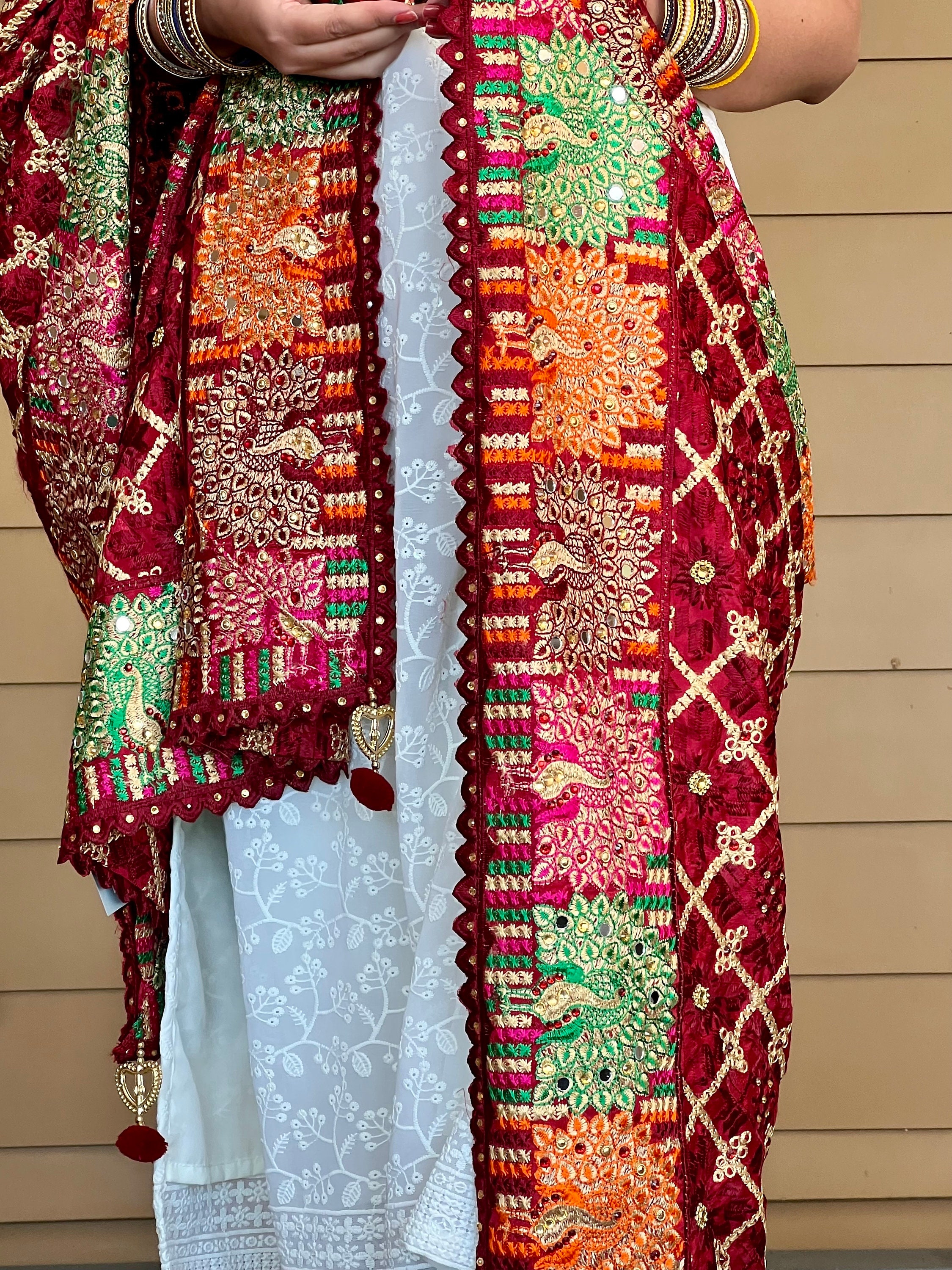 how to carry dupatta with shawl