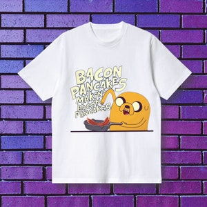 Jake The Dog Tee - Bacon Pancakes Song Tee - Adventure Time Tshirt - Tshirt film - T-shirt cartoni animati - Regalo per lui - Regalo per lei - Regali di compleanno