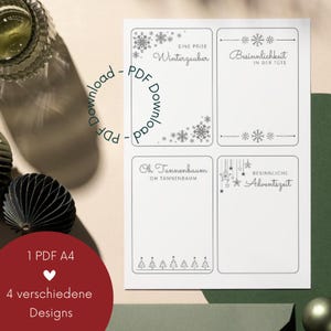 以下が含まれることがあります： 4つの異なるクリスマスをテーマにしたデザインが施された白いPDFダウンロード。各デザインにはテキストと雪の結晶または星のイラストが含まれています。左下の赤い円には「1 PDF A4」と「4 verschiedene Designs」と書かれています。