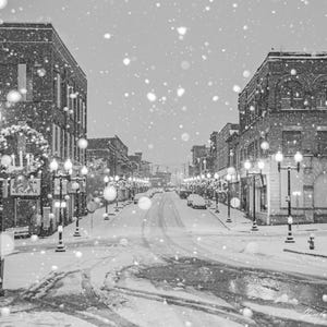 Donora - Snöig decembermorgon på McKean Ave. (centrerad) och julkransar vid 6th St. Korsning med gatklocka obehindrad (svartvitt)