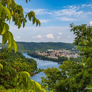 Kalifornien (PA) - PennWest California (ehemals Kalifornien Universität von Pennsylvania) eingerahmt in der üppigen Pflanzenwelt vom Highpoint Drive aus