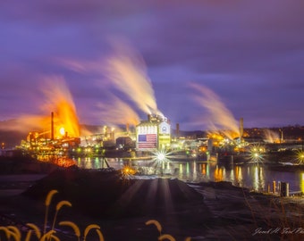 Clairton - Clairton Coke Works United States Steel Corporation tijdens het blauwe uur op een bewolkte ochtend in december
