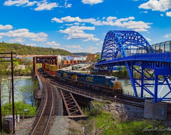 McKeesport - trein rijdt over de treinschraag langs de Jerome Street-brug over de rivier de Youghiogheny op een zonnige ochtend in april