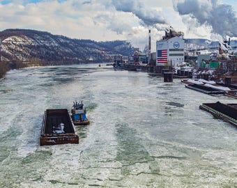 Clairton: sleepboot en binnenschip varen door ijzige rivier de Monongahela langs US Steel Clairton Coke Works op januarimiddag