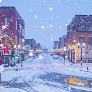 Donora - Snöig decembermorgon på McKean Ave. (centrerad) & julkransar vid 6th St. Korsning med gatklocka obehindrad