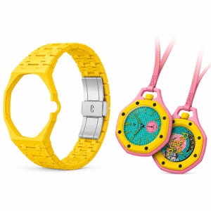 Puede incluir: Una correa de reloj de color amarillo brillante con un cierre desplegable plateado, junto a dos relojes colgantes con marcos rosas, esferas texturizadas en turquesa, detalles amarillos y correas rosas con el texto Royal Oak en una esfera.