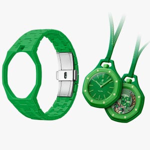 Puede incluir: Una correa de reloj verde brillante con un cierre de metal plateado, junto a dos relojes colgantes verdes. Una esfera muestra el texto AP y Royal Oak, mientras que la otra muestra un mecanismo expuesto con el texto Royal Oak.