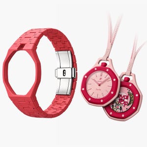 Puede incluir: Una correa de reloj color coral con cierre de metal plateado, junto a dos relojes colgantes rosa claro con biseles octogonales. Una esfera presenta un patrón de rejilla texturizado, mientras que la otra muestra el texto Royal Pop y una luna.