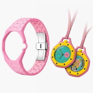 Puede incluir: Una correa de reloj rosa con cierre plateado, junto a dos relojes colgantes octogonales con marcos rosas, biseles amarillos y esferas texturizadas en color verde azulado. Una esfera muestra el texto Royal Oak y la otra Royal Pop.