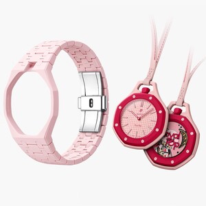 Puede incluir: Una correa de reloj rosa claro con cierre de metal plateado, junto a dos relojes de bolsillo rosas con biseles octogonales. Una esfera presenta un patrón de rejilla texturizado y el logo AP, la otra muestra el texto Royal Pop.